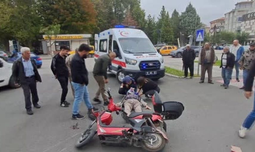 Karaman'da otomobilin çarptığı elektrikli bisikletin sürücüsü hastaneye kaldırıldı