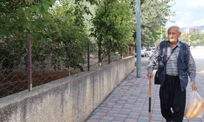 86 yaşında her gün 8 kilometre yürüyerek sağlığını koruyor