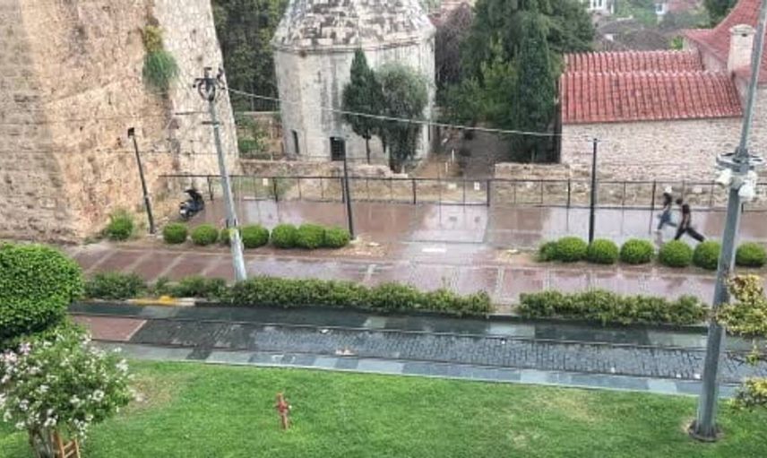 Antalya'da aniden bastıran yağmur tatilcileri hazırlıksız yakaladı