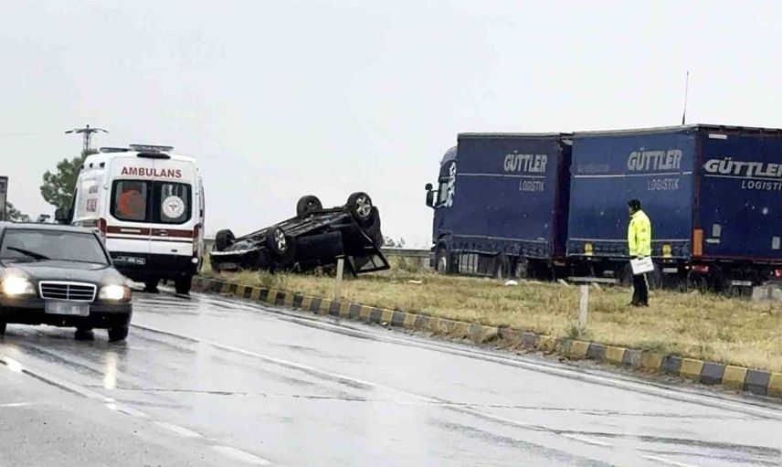 Tosya'da sağanak sonrası otomobil takla attı: 2 yaralı
