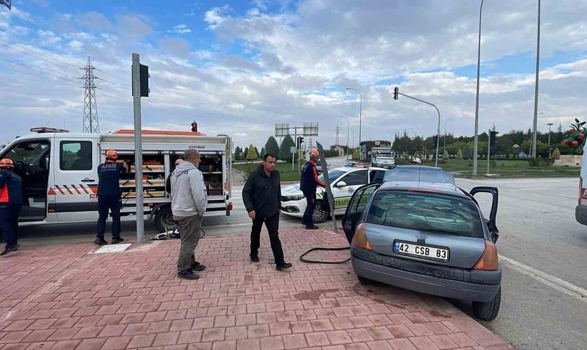 Karaman'da trafik kazası: otomobil ve kamyonet çarpıştı, 3 yaralı
