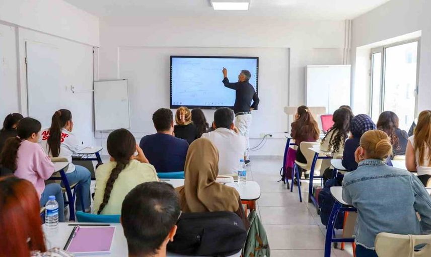 Diyarbakır'da yeni eğitim yılı başladı: 550 öğrenciye ücretsiz destek