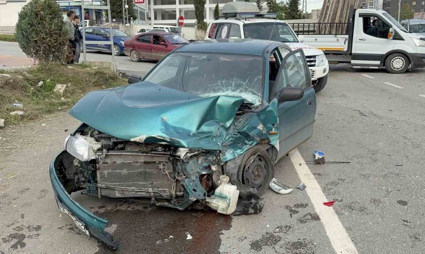 Samsun'da üç aracın karıştığı zincirleme kaza: hastaneye kaldırılan iki yaralı