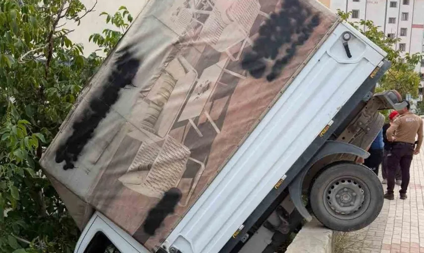 Elazığ'da kamyonet bahçeye düştü: yaralanan bir kişi hastaneye kaldırıldı