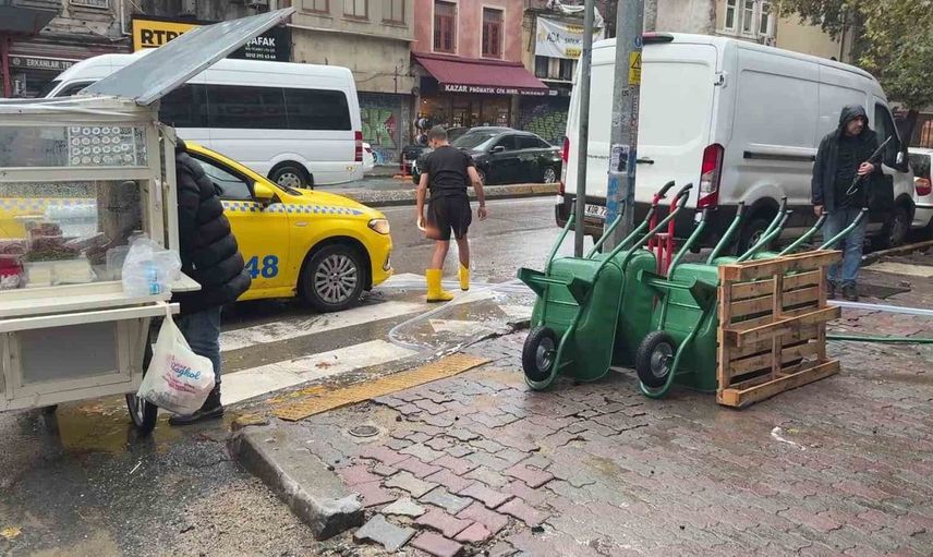 Beyoğlu esnafı su baskınlarıyla mücadele etti: yolları açıp dükkanlarını temizlediler