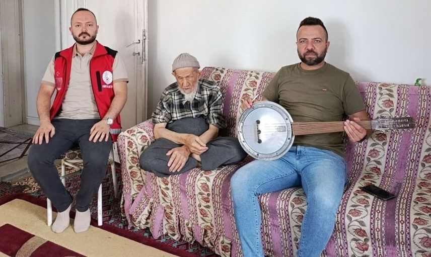 Yaşlılar gününde unutulmaz anlar: Ahmet amcaya cümbüş ve uzun hava ziyareti