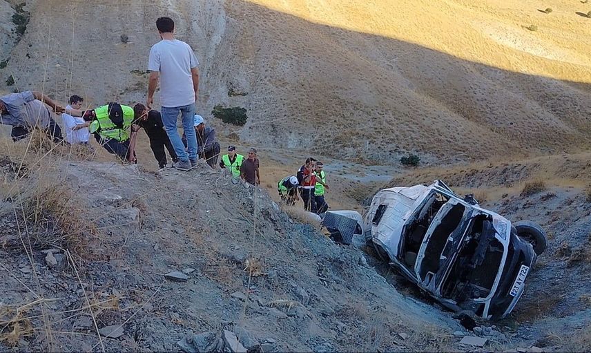 Elazığ'da minibüs uçuruma düştü: 13 işçi yaralandı