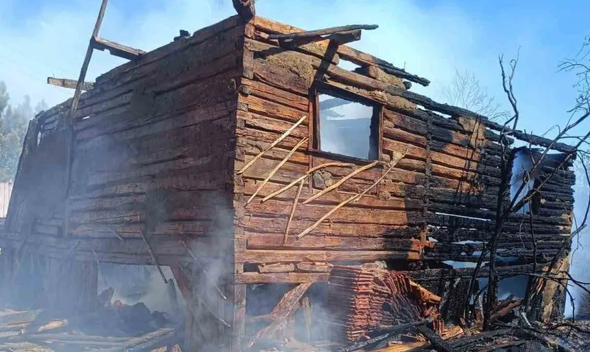 Bozulmaz bir evin kaderi: Bolu'da ahşap yapı yangında yok oldu
