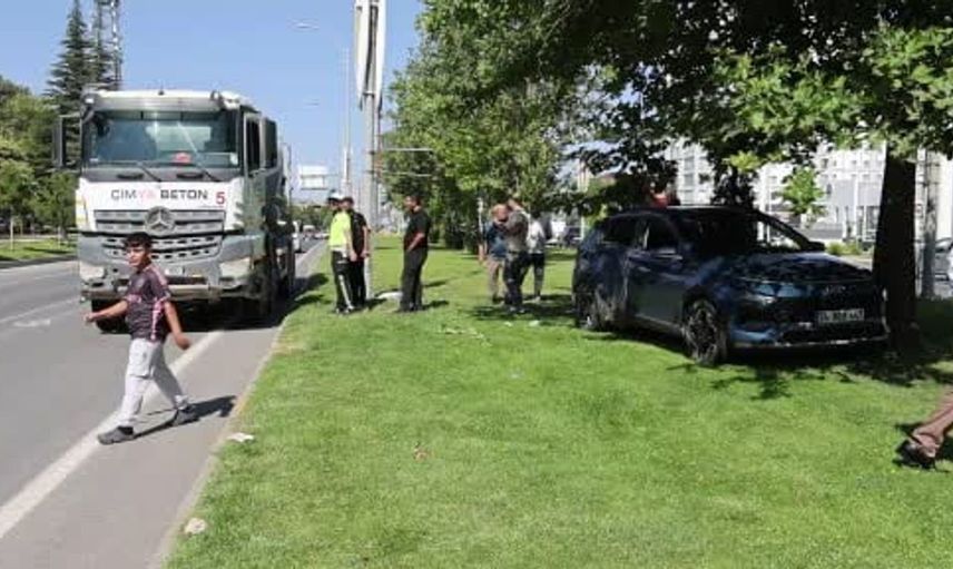 Elazığ'da otomobil ve beton mikseri çarpıştı, 5 kişi yaralandı
