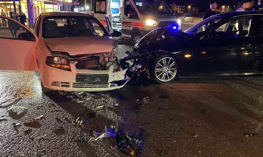 İnegöl'de iki otomobil çarpıştı: Yaralılar hastaneye kaldırıldı