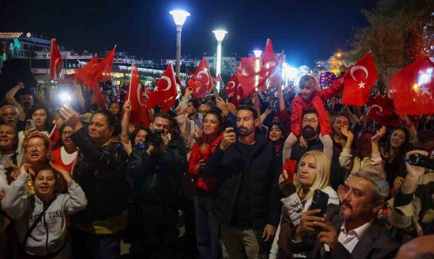 Efeler'de Cumhuriyet coşkusu: Yürüyüşte buluşan binlerce vatandaş zaferlerini kutladı