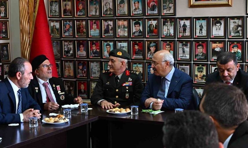 Denizli valisi köşger gaziler gününde kahramanları andı