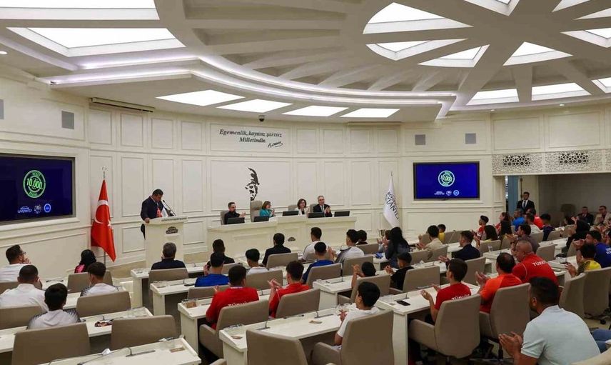 Başkan Şahin, belediyenin başarılı sporcularıyla bir araya geldi