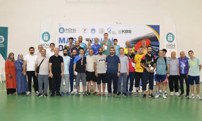 Masa tenisi dostluk liginde sporcuların ödülleri dağıtıldı