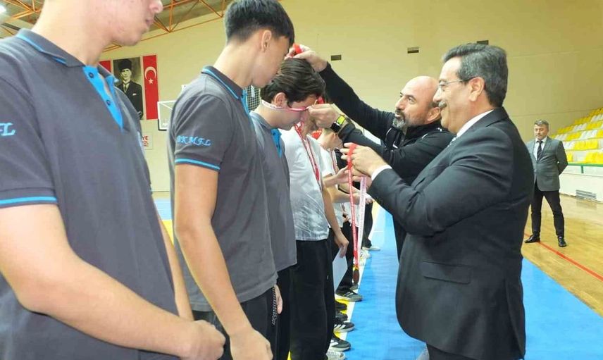 Burhaniye Cumhuriyet Kupası Turnuvası ödülleri sahiplerini buldu