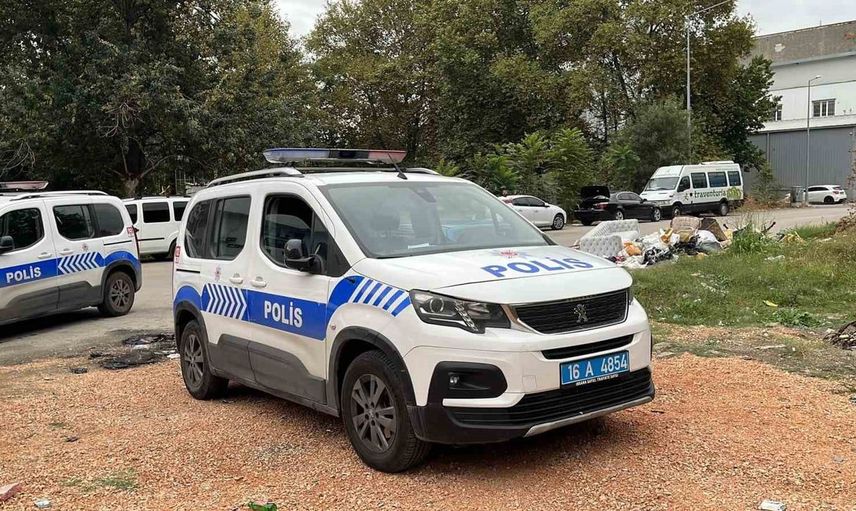 Otomobile kendini kilitleyen kadının eylemi ekipleri şaşırttı