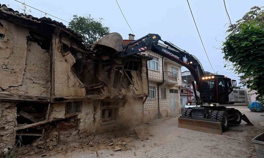 Yenişehir Belediyesi kırsal mahallelerde metruk binaları yıkıyor