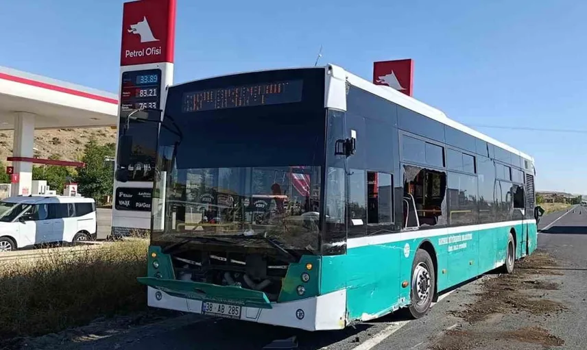 Kayseri'de minibüs yolcu otobüsüne çarptı: Kaza anı güvenlik kamerasında