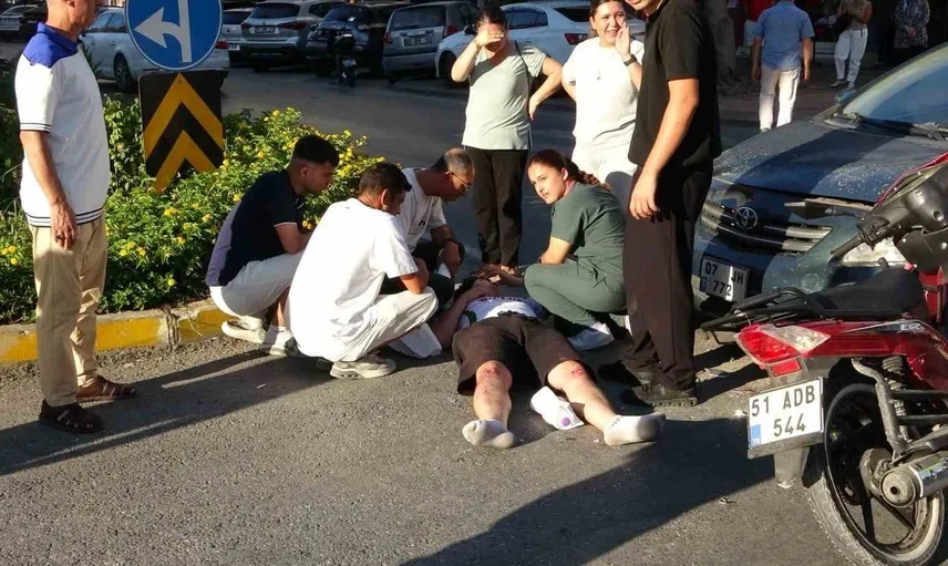 Antalya'da otomobil ve motosikletin çarpıştığı kazada yaralı sürücü hastaneye kaldırıldı