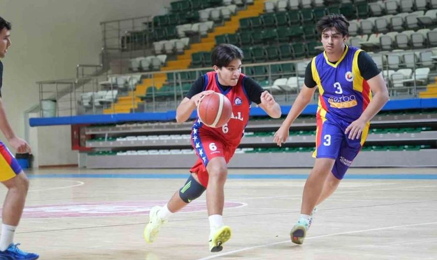 Muğla'da genç basketbolcular kıyasıya mücadele ediyor