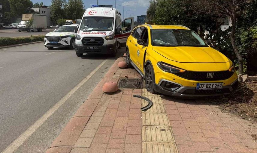 Serik'teki kavşakta kaza sonrası mahalle sakinleri önlem talep etti