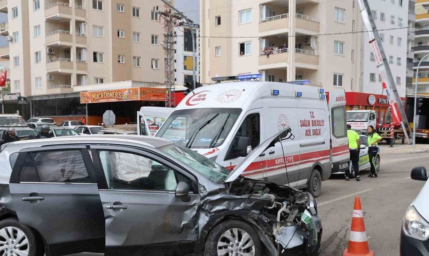 Kozan'da kavşakta iki otomobil çarpıştı: 4 yaralı