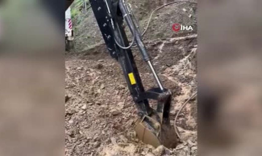 Feke'deki heyelan sonrası yolda temizlik çalışmaları sürüyor