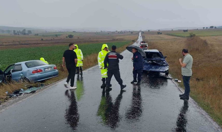 Kastamonu'da iki otomobilin çarpışması sonucu iki sürücü yaralandı