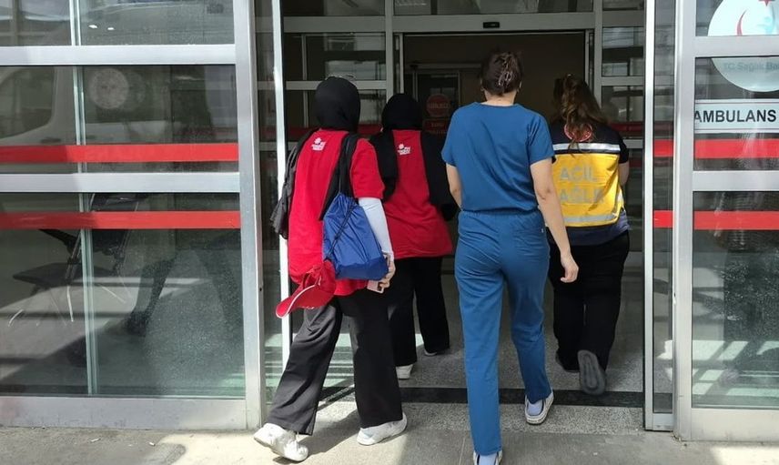 Adıyaman'da programda yemek yiyen öğrenciler akıllara durgunluk veren bir olay yaşadı