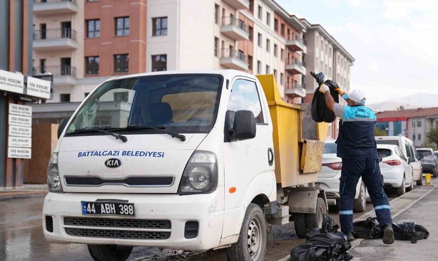 Battalgazi Belediyesi, geçici konteyner alanlarında temizlik çalışmalarını hızlandırdı