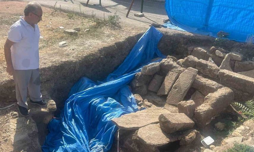 Bursa'da tarihi mezarın üzeri çakıl taşlarıyla kapatıldı