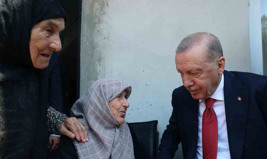 Cumhurbaşkanı Erdoğan'ın Rize ziyareti: Komşularıyla sıcak sohbetler