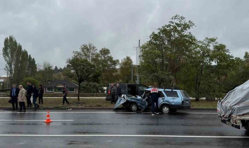 Yalova'da otomobil ve minibüs çarpıştı: Trafik kazasında 1 kişi hayatını kaybetti