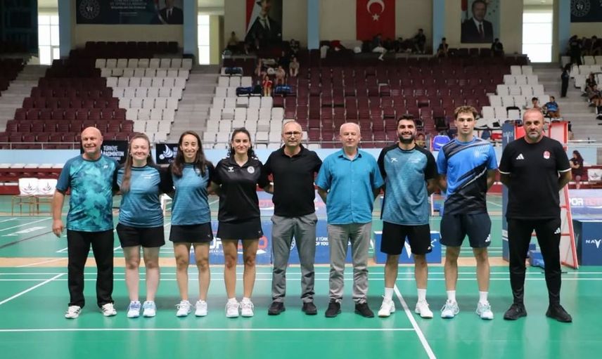 Badminton şampiyonlarına destek: Erzincanlı sporculara yeni raket hediyesi