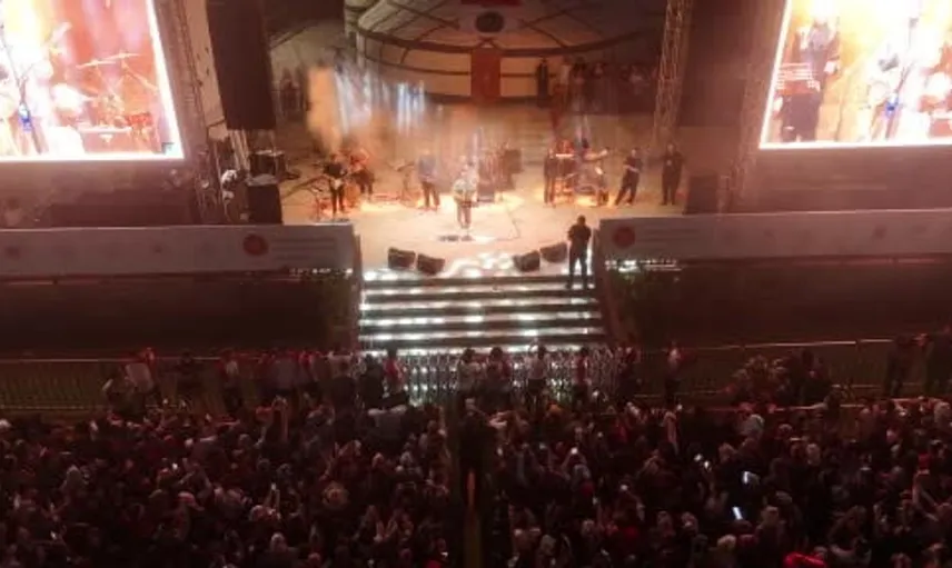 Ahlat’ta zafer coşkusunu Buray’ın müziğiyle yaşandı