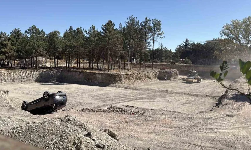 Eskişehir'de hafif ticari araç okul inşaatına düştü