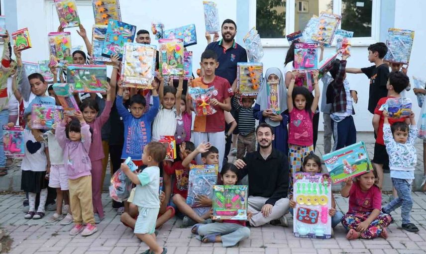 Elazığ'da Rojin Kabaiş anısına çocuklara oyuncak dağıtıldı