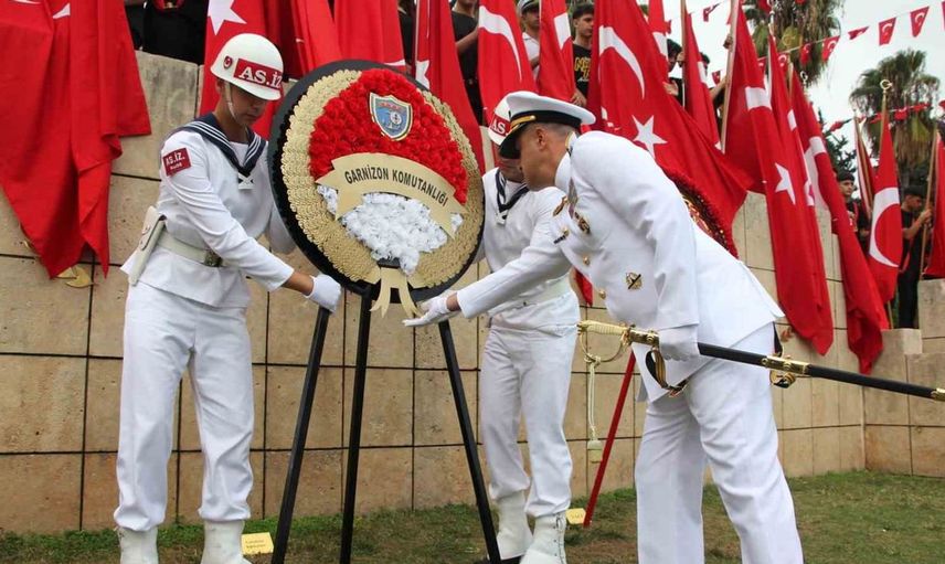 Mersin Cumhuriyet Bayramı’nda coşku dorukta: Atatürk Anıtı’na çelenk sunuldu
