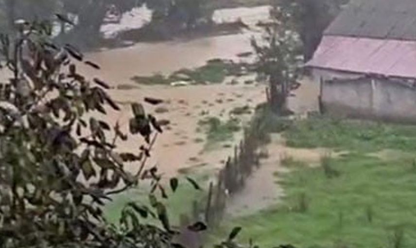Kaynarca'da sağanak yağış yaşamı durma noktasına getirdi
