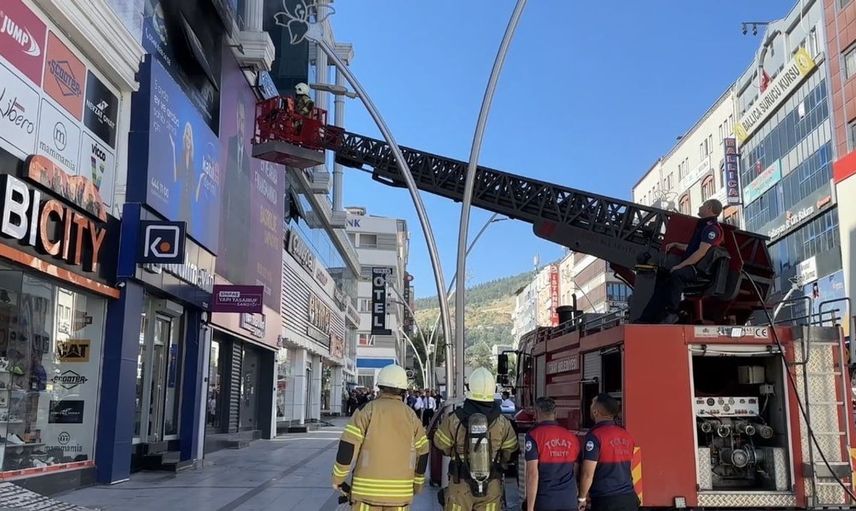 Tokat'ta iş merkezindeki yangın itfaiye müdahalesiyle söndürüldü