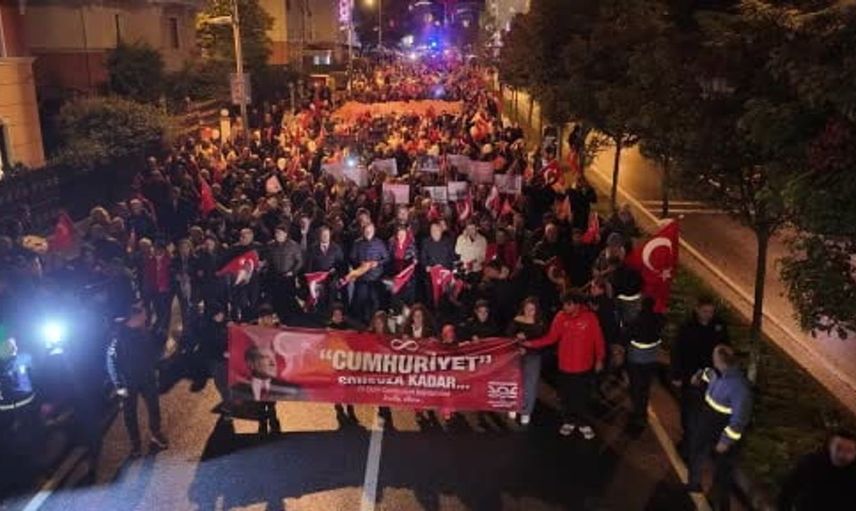 Büyükçekmece'de cumhuriyet bayramı coşkusu fener alayıyla kutlandı