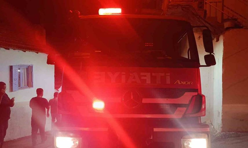 Söke’de zeytinlikte çıkan yangın kontrol altına alınmaya çalışılıyor