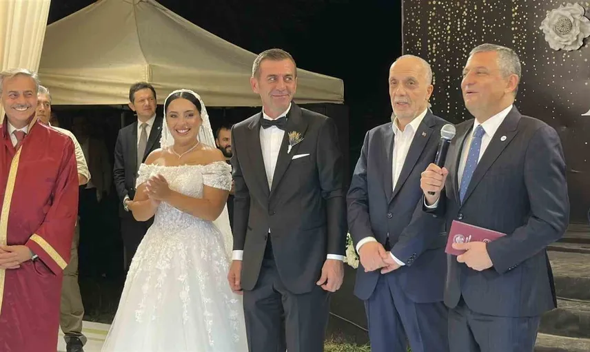 Özgür Özel, Akyazı'da düzenlenen düğünde nikah şahitliği yaptı