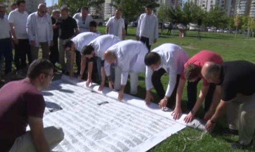 Gazze’de kaybedilen çocuklar için düzenlenen etkinlikte dev pankart açıldı