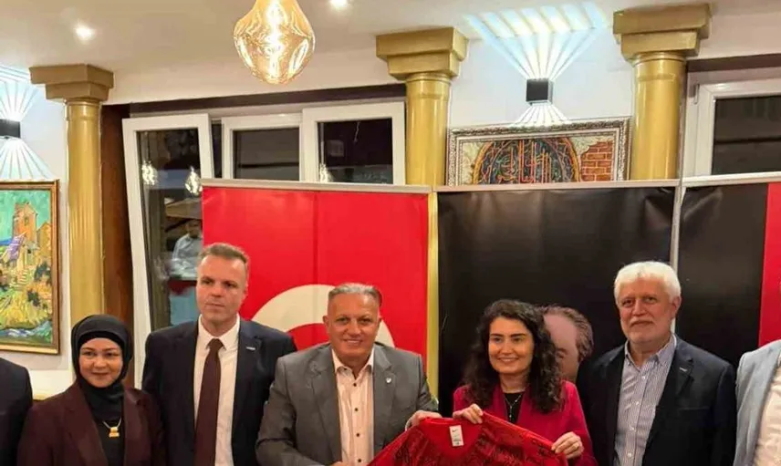 Başkan Yıldız'dan başkonsolos Kaçar'a veda hediyesi: A Milli forması