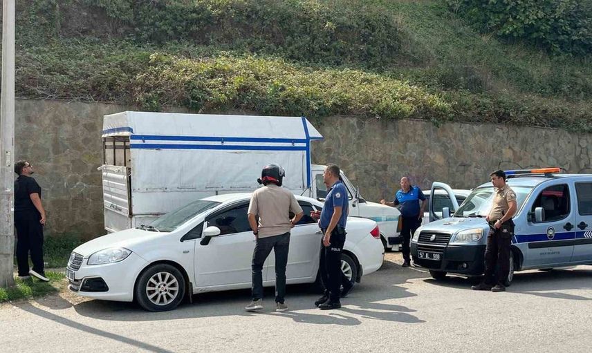 Sinop'ta izinsiz tabelayı alan hurdacı, polis merkezine götürüldü