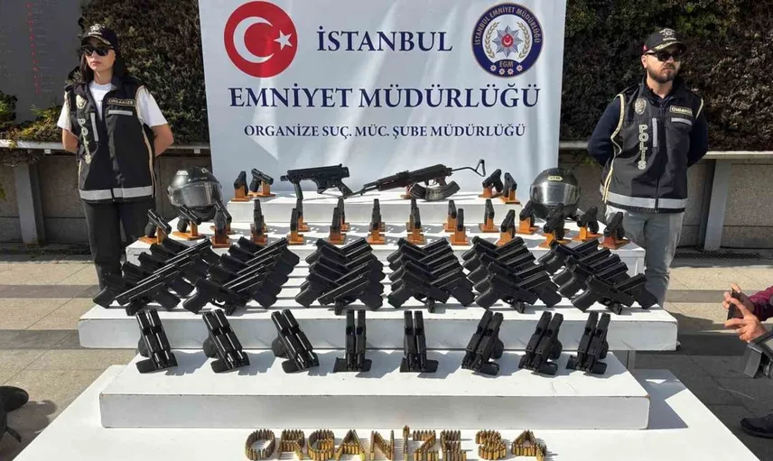 İstanbul’da çetelere yönelik operasyonlarda ele geçirilen silahlar sergilendi