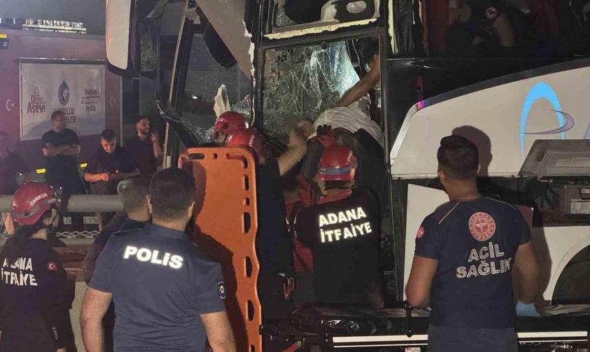 Adana'da kontrolden çıkan otobüs kazasında 11 kişi yaralandı