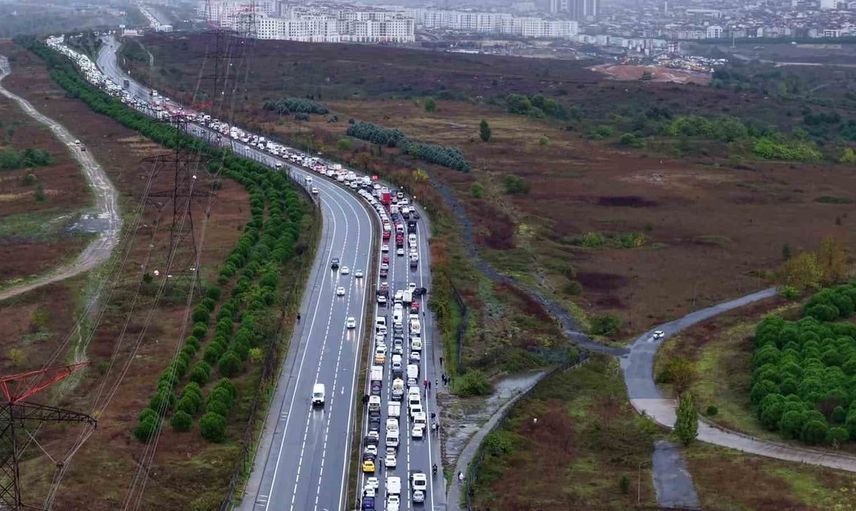 İstanbul'da sağanak yağış trafikte aksamalara yol açtı