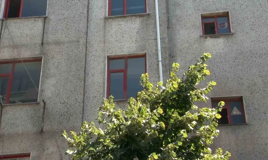 Yangın can alıyordu, mahsur kalanlar çatıya sığındı